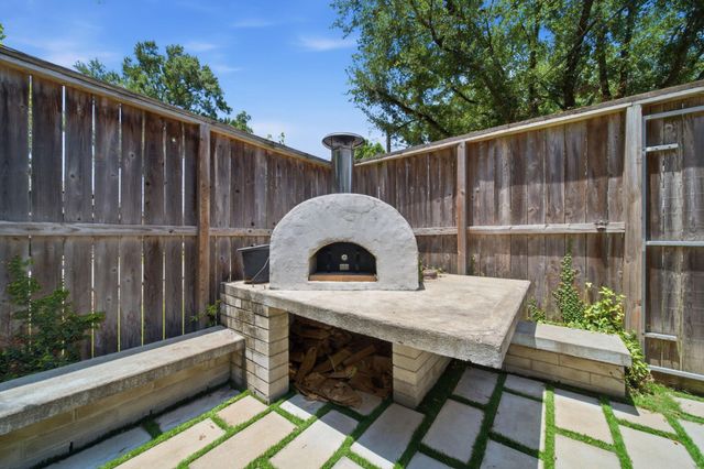 220 W 10th Street, Houston, TX 77008