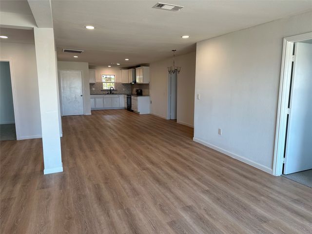 909 Jerry Mashek Drive, West, TX 76691