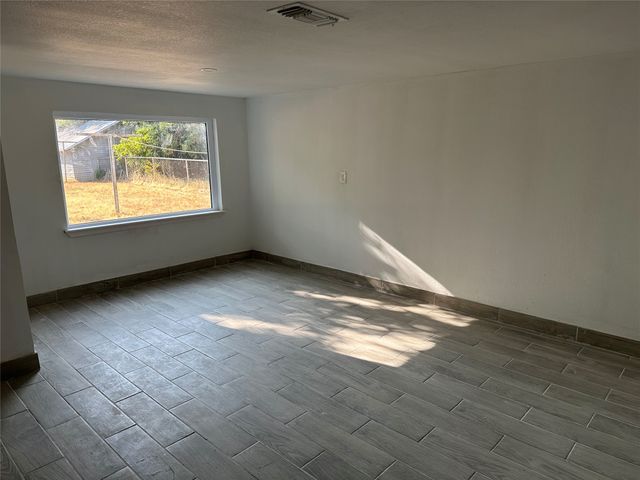 909 Jerry Mashek Drive, West, TX 76691