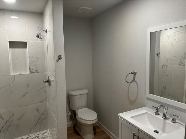 909 Jerry Mashek Drive, West, TX 76691