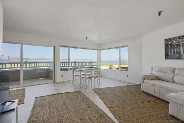 3991 Crown Point Dr 116, San Diego, CA 92109