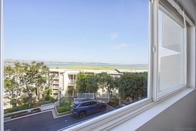 3991 Crown Point Dr 116, San Diego, CA 92109