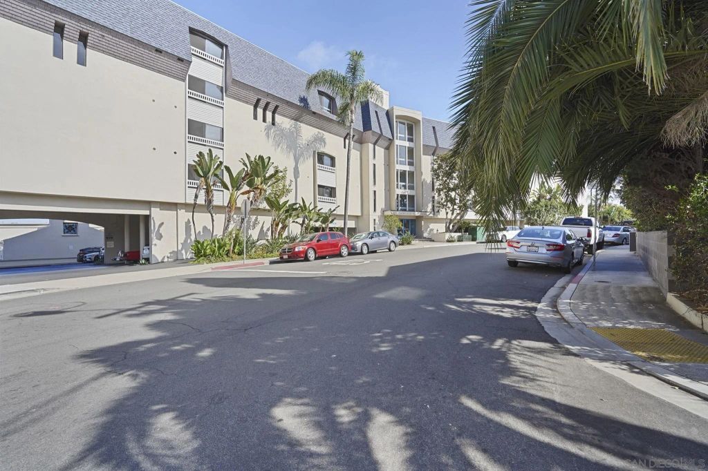 3991 Crown Point Dr 116, San Diego, CA 92109
