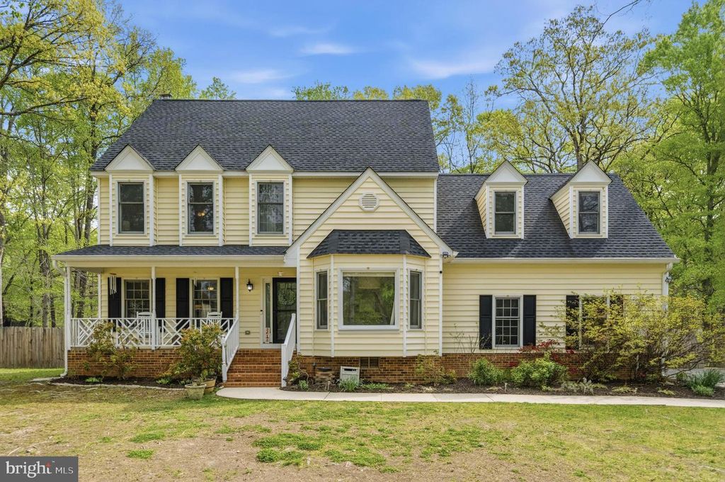 Image 1 of property listing at 8618 CREEK CT, White Plains, MD 20695