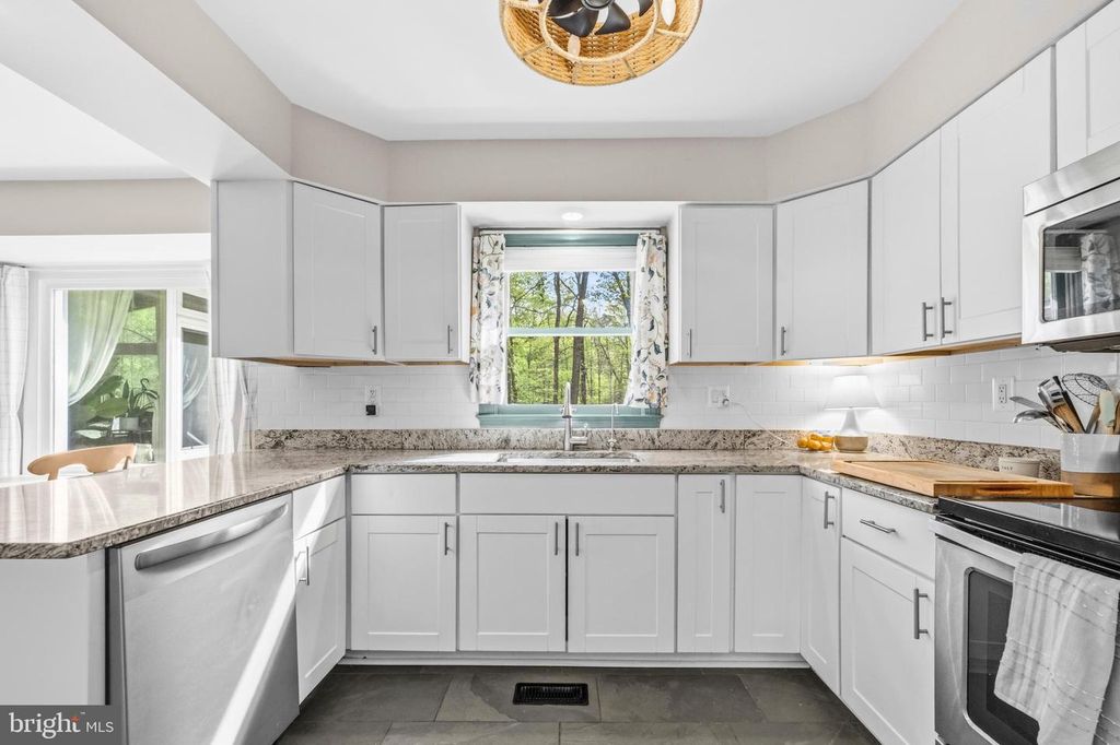 Image 10 of property listing at 8618 CREEK CT, White Plains, MD 20695