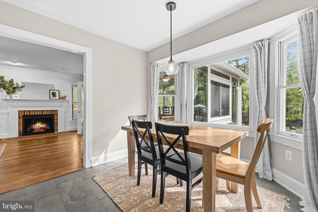 Image 11 of property listing at 8618 CREEK CT, White Plains, MD 20695