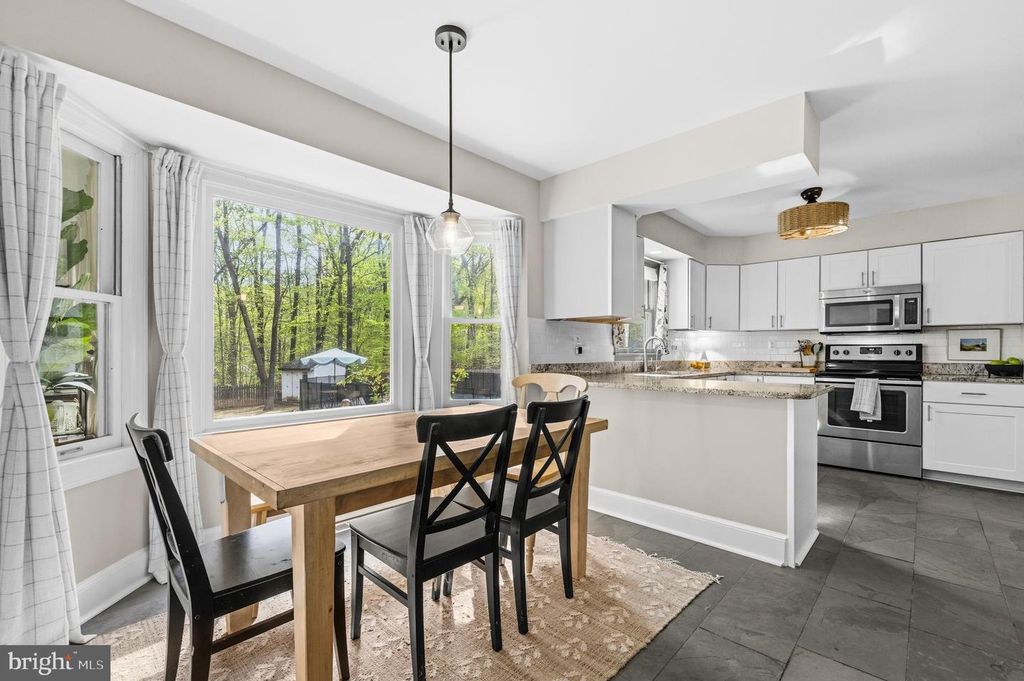 Image 12 of property listing at 8618 CREEK CT, White Plains, MD 20695