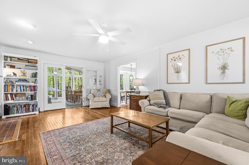 Image 14 of property listing at 8618 CREEK CT, White Plains, MD 20695