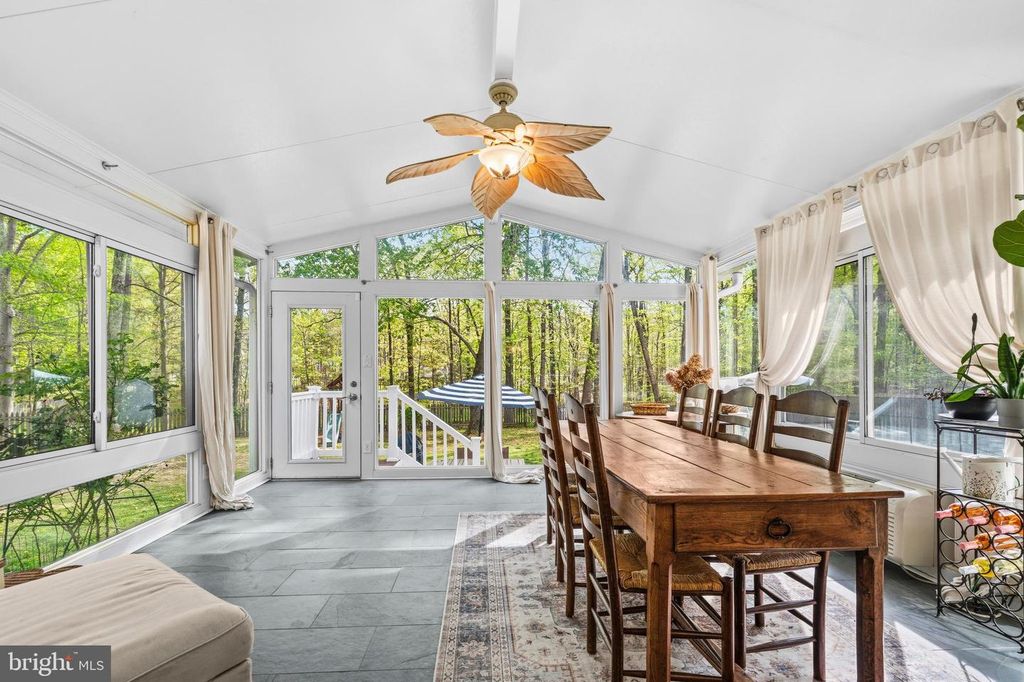 Image 16 of property listing at 8618 CREEK CT, White Plains, MD 20695