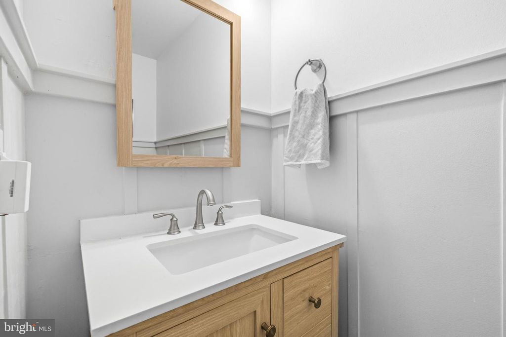 Image 17 of property listing at 8618 CREEK CT, White Plains, MD 20695