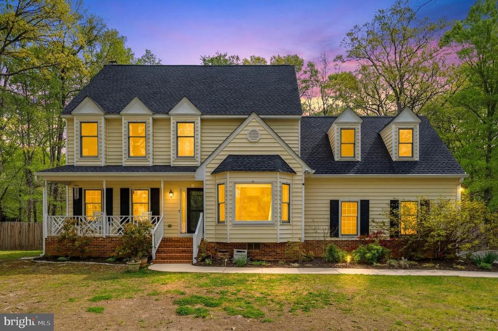 Image 2 of property listing at 8618 CREEK CT, White Plains, MD 20695