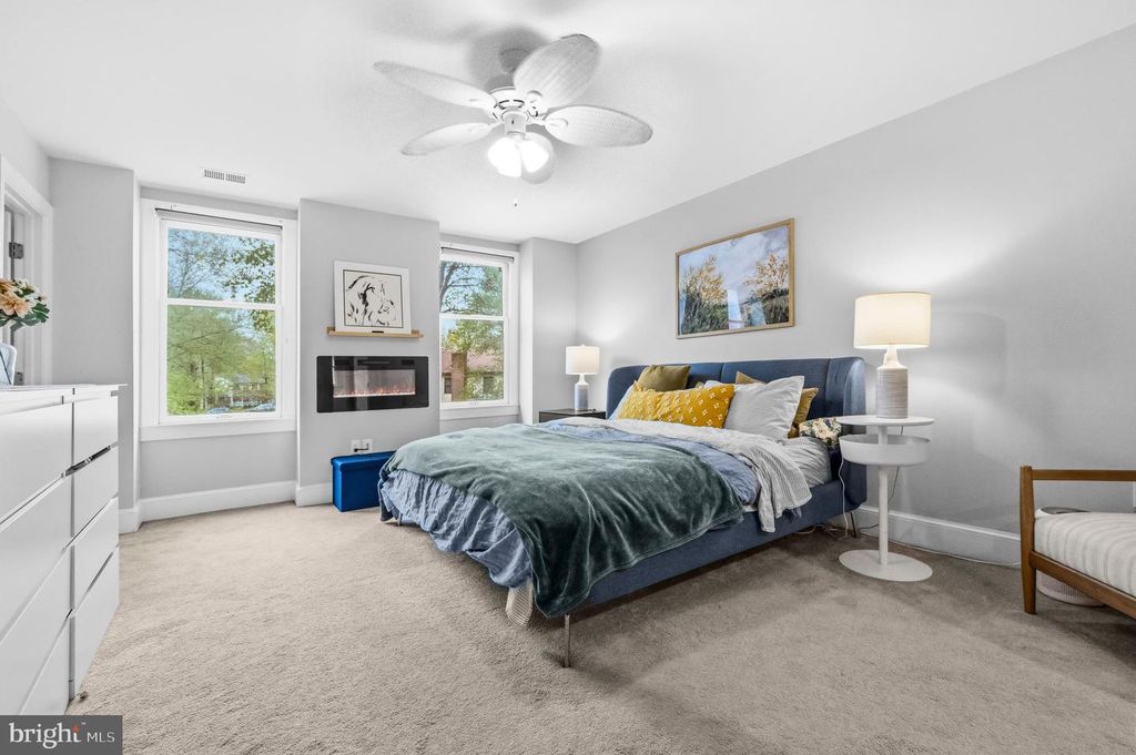 Image 18 of property listing at 8618 CREEK CT, White Plains, MD 20695