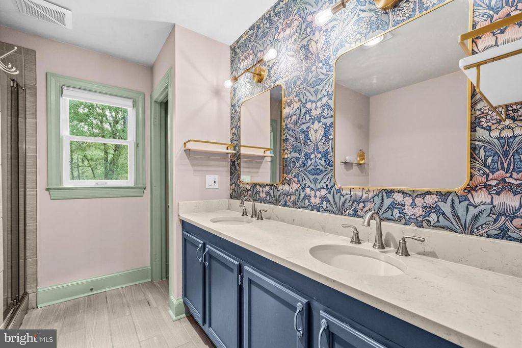 Image 20 of property listing at 8618 CREEK CT, White Plains, MD 20695