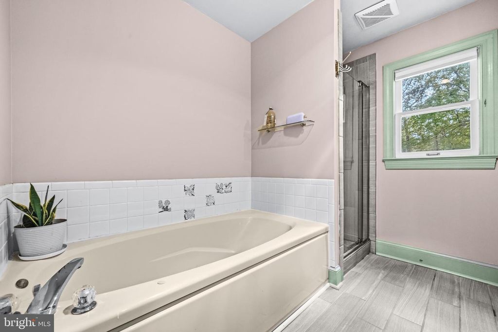 Image 21 of property listing at 8618 CREEK CT, White Plains, MD 20695