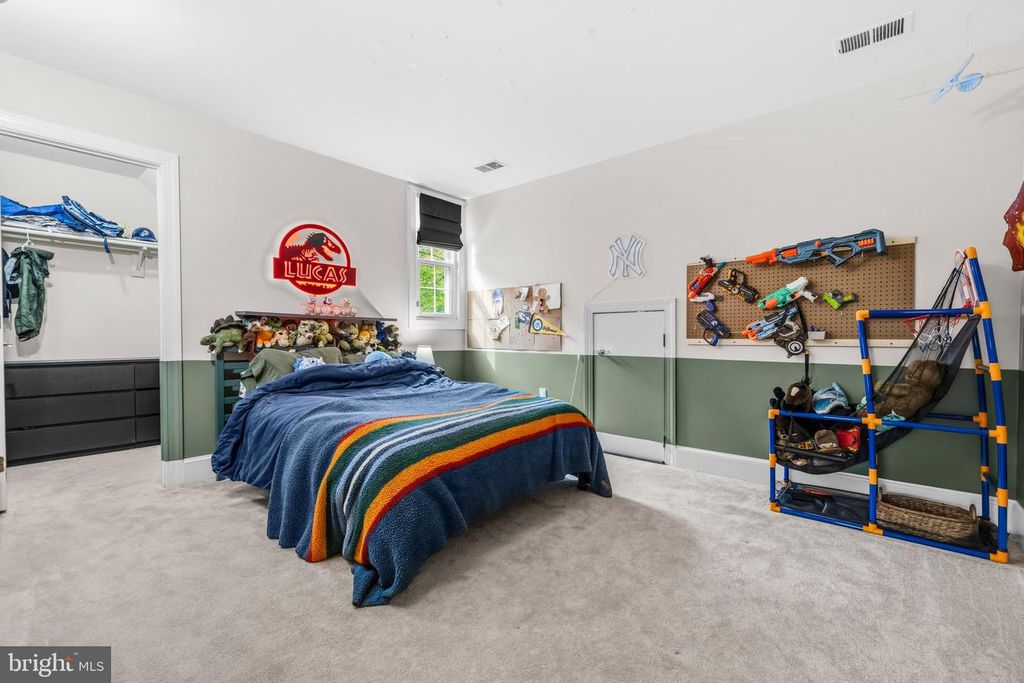 Image 23 of property listing at 8618 CREEK CT, White Plains, MD 20695