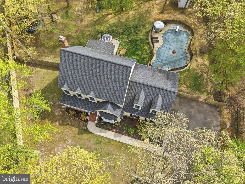 Image 3 of property listing at 8618 CREEK CT, White Plains, MD 20695