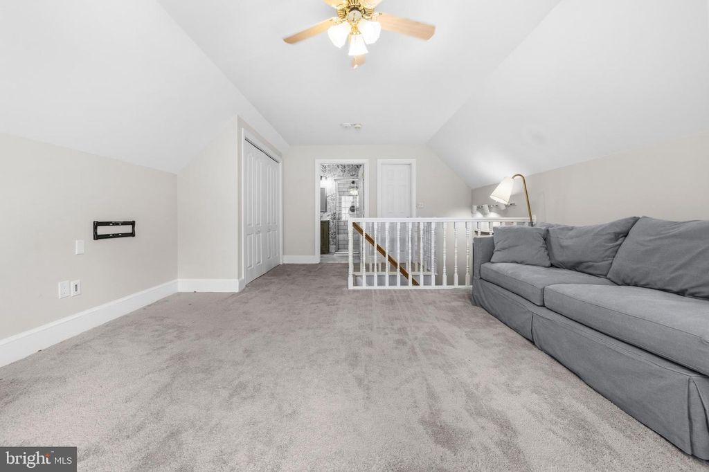 Image 34 of property listing at 8618 CREEK CT, White Plains, MD 20695