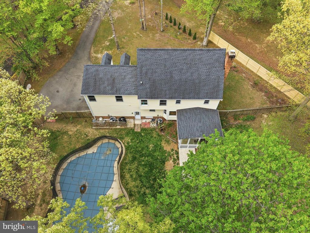 Image 36 of property listing at 8618 CREEK CT, White Plains, MD 20695