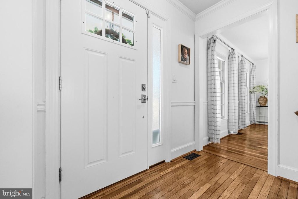 Image 4 of property listing at 8618 CREEK CT, White Plains, MD 20695