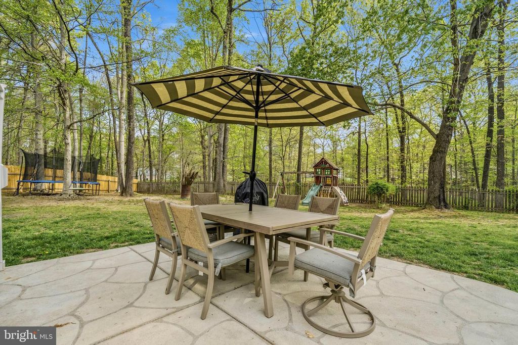 Image 40 of property listing at 8618 CREEK CT, White Plains, MD 20695