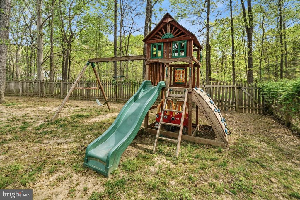 Image 41 of property listing at 8618 CREEK CT, White Plains, MD 20695