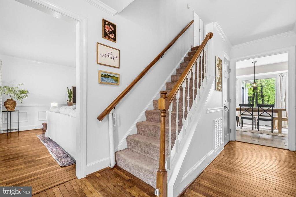 Image 5 of property listing at 8618 CREEK CT, White Plains, MD 20695