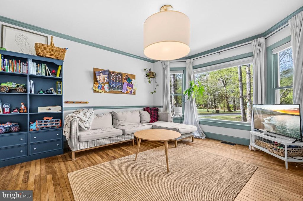 Image 7 of property listing at 8618 CREEK CT, White Plains, MD 20695