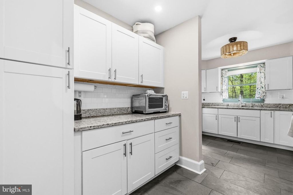 Image 8 of property listing at 8618 CREEK CT, White Plains, MD 20695