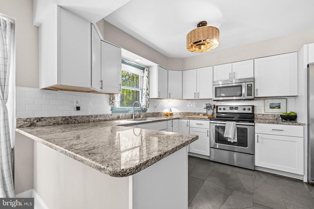 Image 9 of property listing at 8618 CREEK CT, White Plains, MD 20695