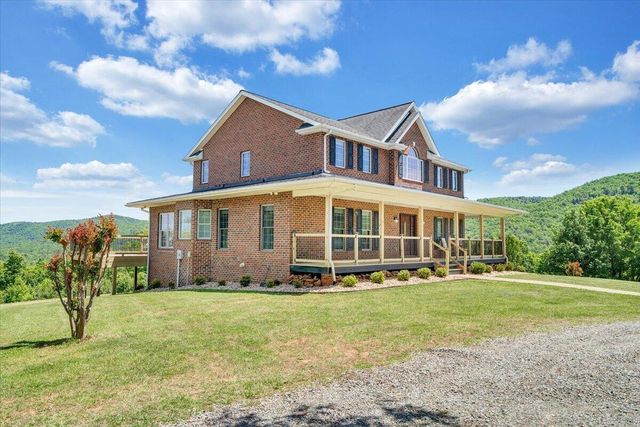 1615 Turkeycock LN, Penhook, VA 24137