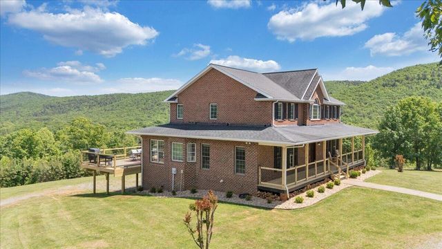 1615 Turkeycock LN, Penhook, VA 24137