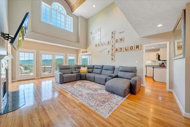 1615 Turkeycock LN, Penhook, VA 24137