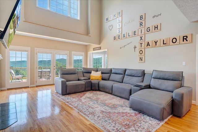 1615 Turkeycock LN, Penhook, VA 24137