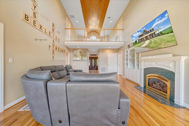 1615 Turkeycock LN, Penhook, VA 24137
