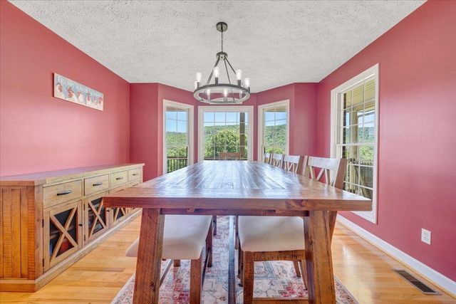 1615 Turkeycock LN, Penhook, VA 24137