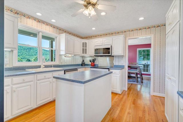 1615 Turkeycock LN, Penhook, VA 24137