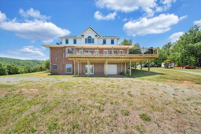 1615 Turkeycock LN, Penhook, VA 24137