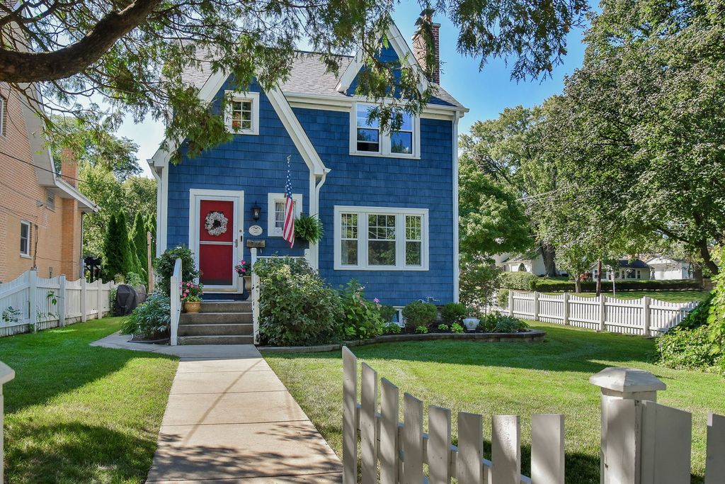Image 2 of property listing at 702 E Illinois Street, Wheaton, IL 60187