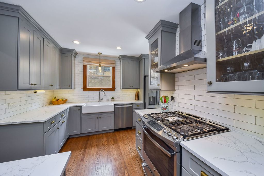 Image 11 of property listing at 702 E Illinois Street, Wheaton, IL 60187