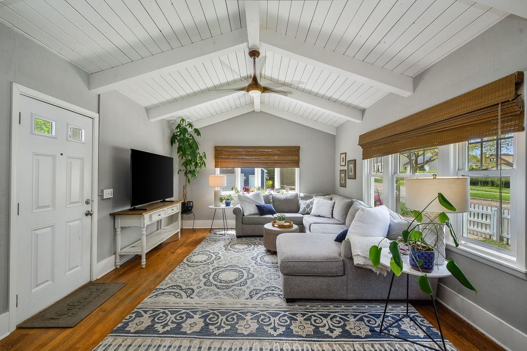 Image 13 of property listing at 702 E Illinois Street, Wheaton, IL 60187