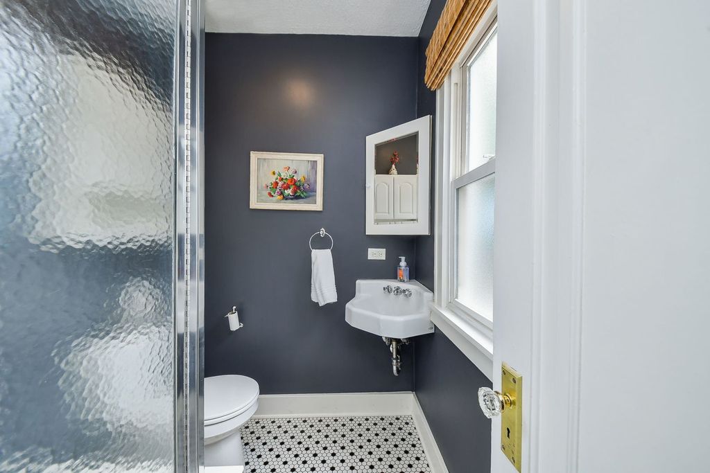 Image 14 of property listing at 702 E Illinois Street, Wheaton, IL 60187