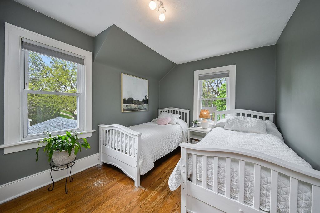 Image 16 of property listing at 702 E Illinois Street, Wheaton, IL 60187