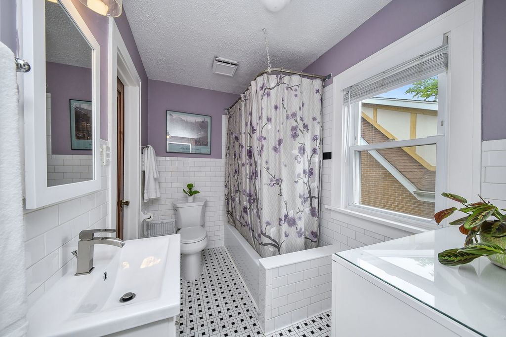 Image 18 of property listing at 702 E Illinois Street, Wheaton, IL 60187