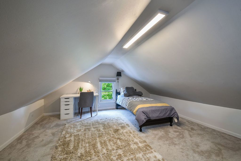 Image 20 of property listing at 702 E Illinois Street, Wheaton, IL 60187