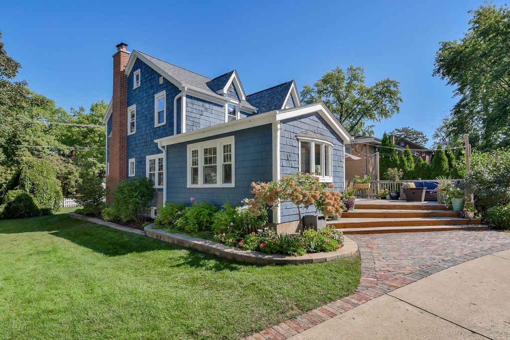 Image 3 of property listing at 702 E Illinois Street, Wheaton, IL 60187