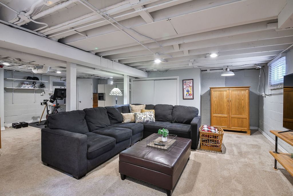 Image 21 of property listing at 702 E Illinois Street, Wheaton, IL 60187