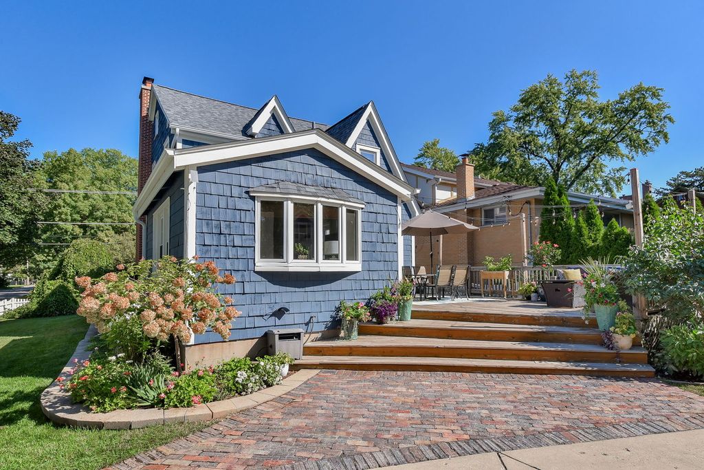 Image 4 of property listing at 702 E Illinois Street, Wheaton, IL 60187
