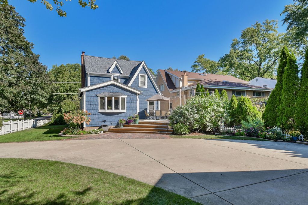 Image 5 of property listing at 702 E Illinois Street, Wheaton, IL 60187