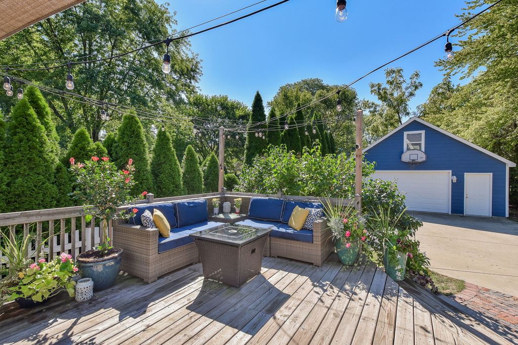 Image 6 of property listing at 702 E Illinois Street, Wheaton, IL 60187