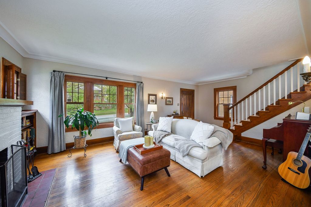 Image 7 of property listing at 702 E Illinois Street, Wheaton, IL 60187